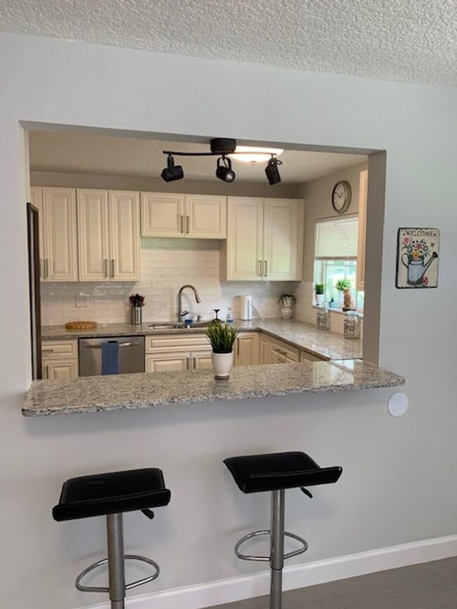 Building Photo - For Rent 4-Bedroom, 2-Bathroom single-family home