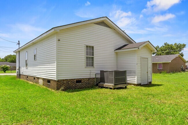 Building Photo - 1703 Stantonsburg Rd SE