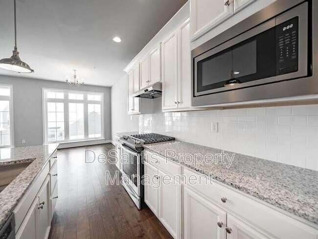 Building Photo - 1451 Hastings Cres