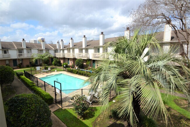 Building Photo - 2626 North Blvd