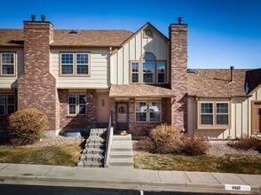 Building Photo - Stunning Townhome with Mountain Views in R...