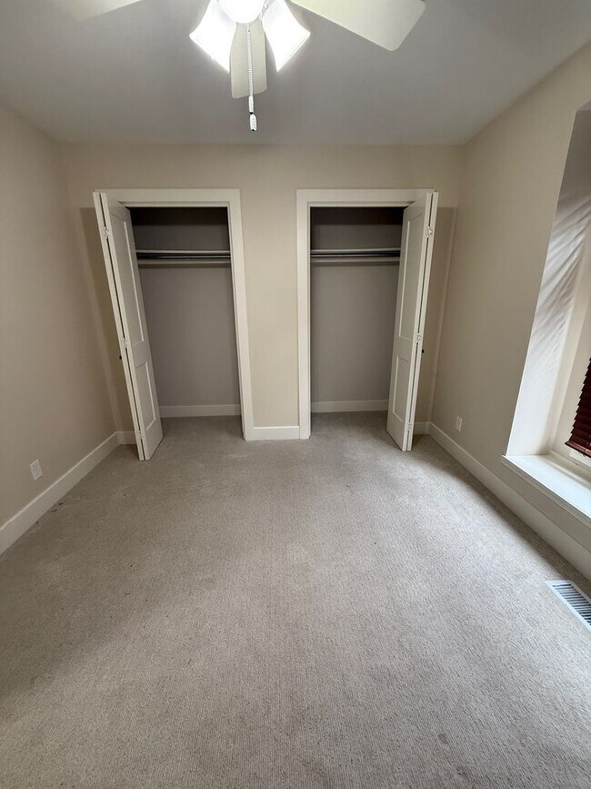 Building Photo - Spacious 3 Bedroom, 2 Bath - Your Derby Ho...