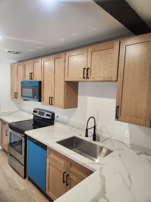 Building Photo - 650 E 3rd Ave