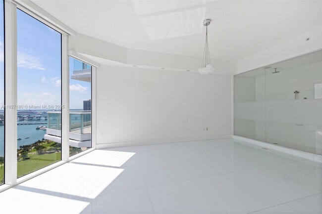 Building Photo - 2020 N Bayshore Dr