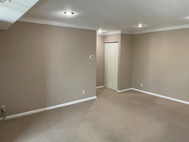 Building Photo - 6099 Majors Ln