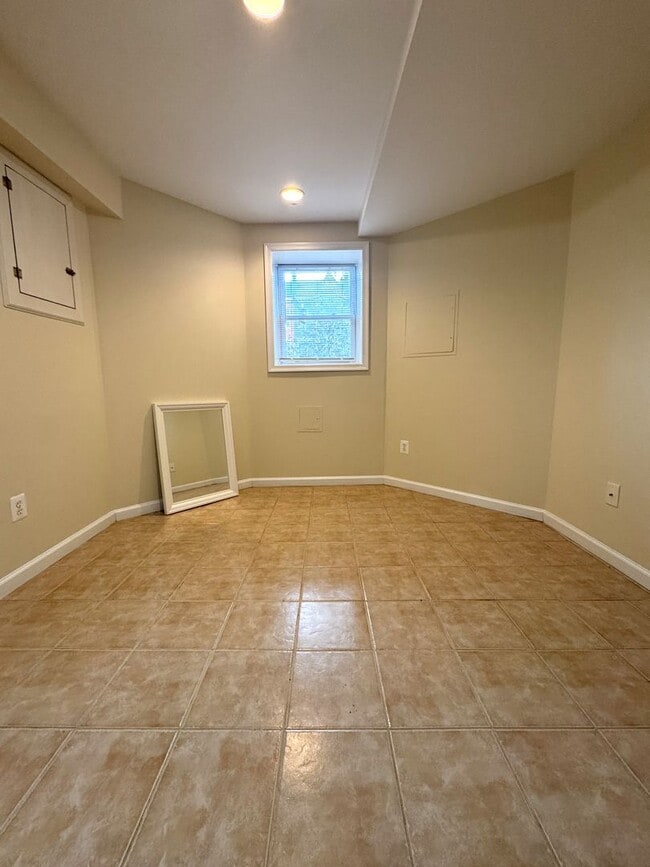 Building Photo - Centrally Located 1BR/1BA English Basement in Capitol Hill Basic Utilities Included