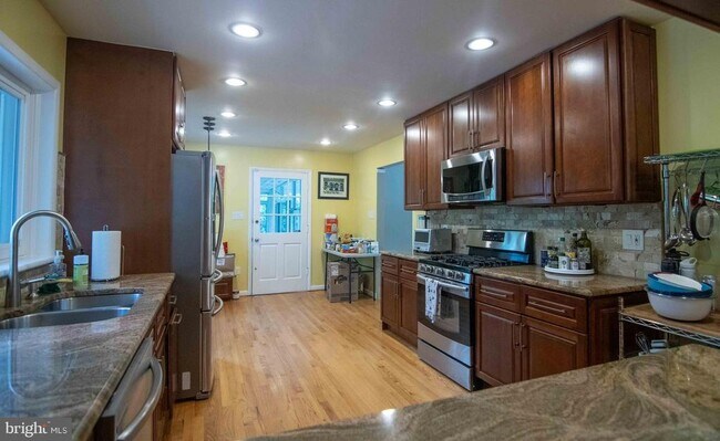 Building Photo - 2205 Parker Ave