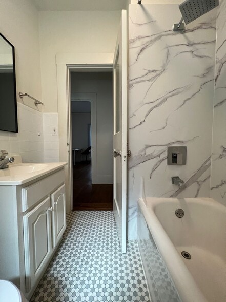 Bathroom - 1694 Oxford St