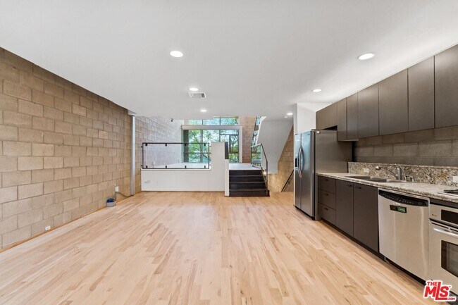 Building Photo - 6615 Melrose Ave