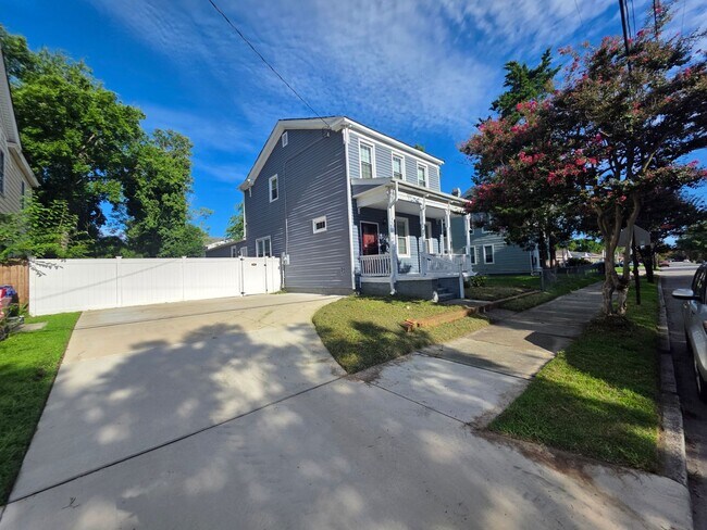 Building Photo - 212 Elm Ave