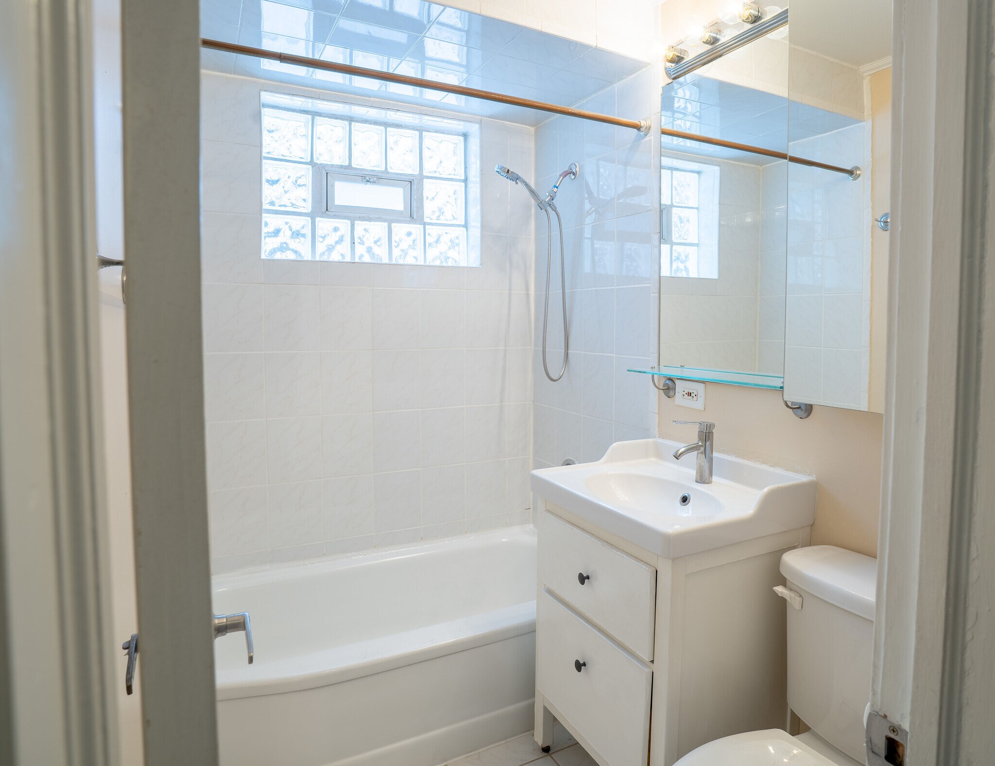 Building Photo - 17649 Dundee Ave