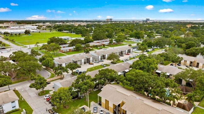 Building Photo - 4507 S Oak Dr