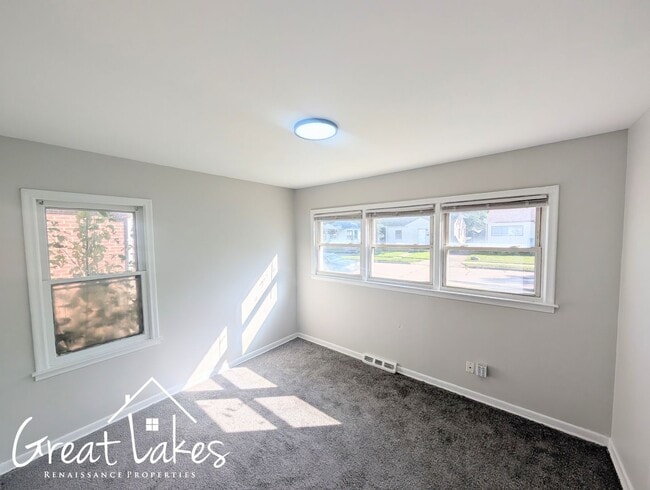 Building Photo - Cozy 2 Bedroom 1 Bathroom now available fo...