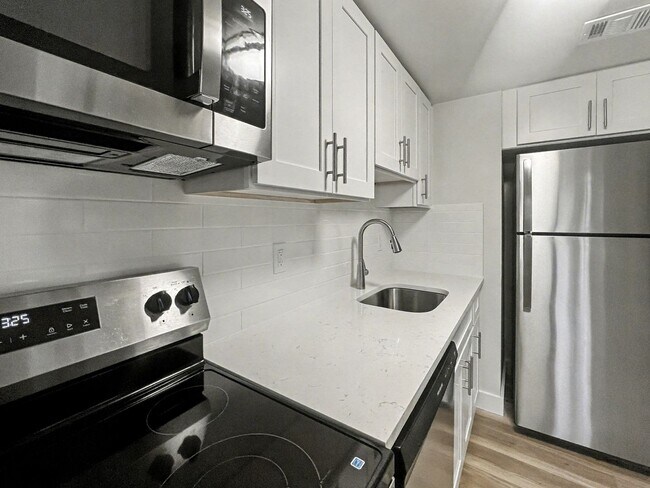 Interior Photo - 418 Magnolia Street