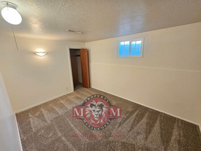 Building Photo - Spacious 5 Bd 3 Ba Home Cottonwood Heights