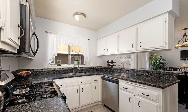 Building Photo - "Charming 1-Bedroom San Fernando Apartment with Modern Granite Touches!"