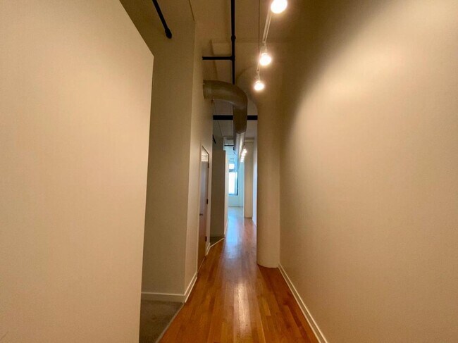 Building Photo - 1224 W Van Buren St