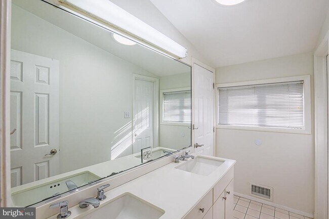 Building Photo - 2421 Lightfoot Dr