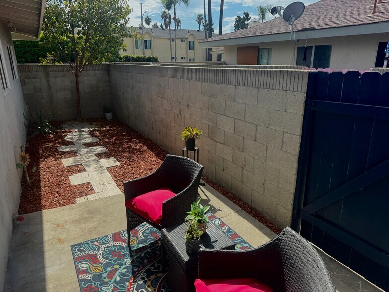 Building Photo - 2729 W Yale Ave