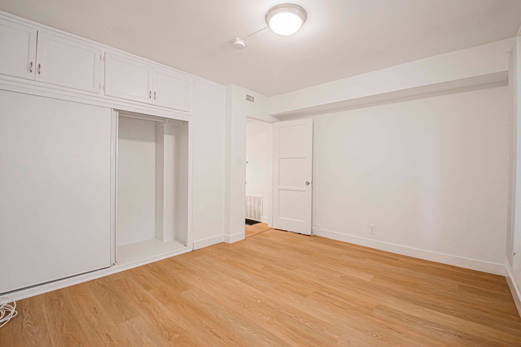 Building Photo - 5844 W 88th St
