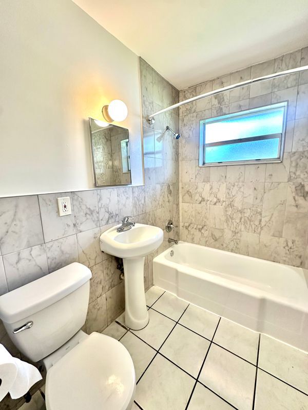 Building Photo - 15002 NE 11th Ct