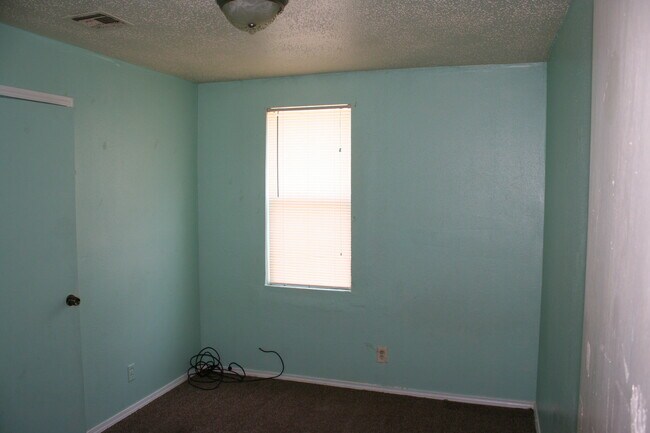 Building Photo - Coming Soon! 3 BED 1 BATH! Schedule a tour today!