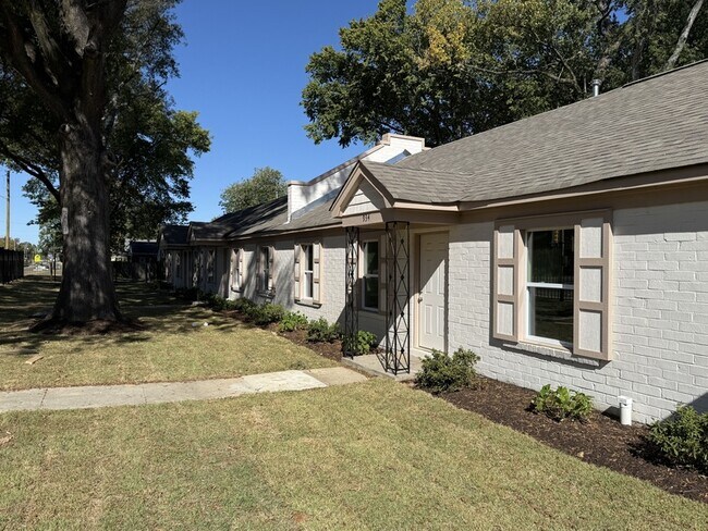 Building Photo - 940 N Hollywood St