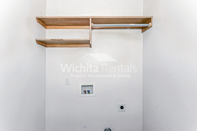 Building Photo - 920-922 Onewood Place