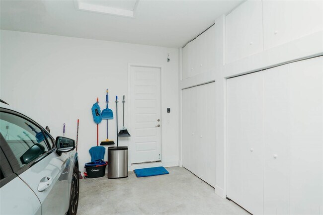 Building Photo - 10710 Aqua Ct