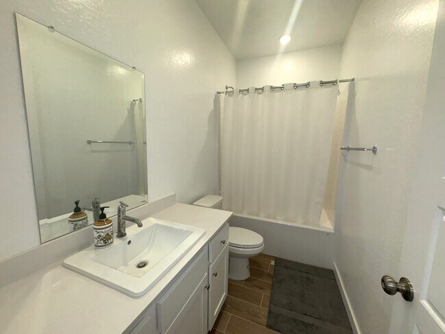 Building Photo - 1083 Traverse Dr S