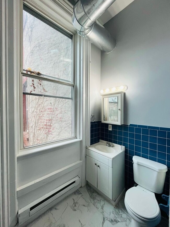 Building Photo - 2 Bed - 1 Bath Beautiful Apartment in Center Square, Albany.