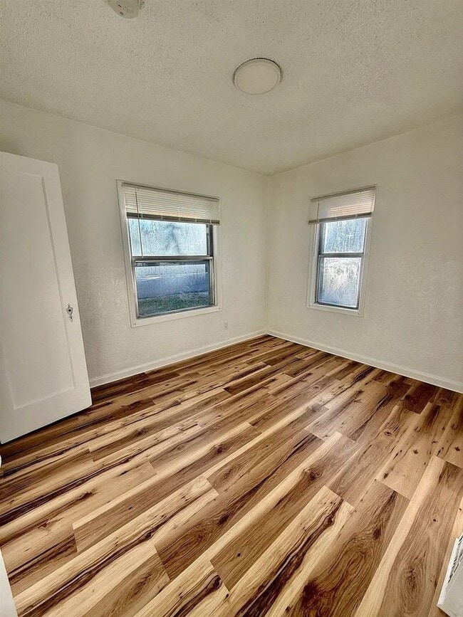 Building Photo - Charming, single-family, 4 bed / 1.5 bath home on W Pine St