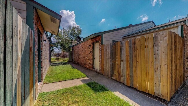 Building Photo - 725 Peppertree Dr