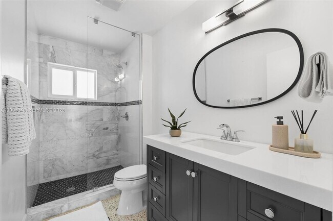 Building Photo - 930 N 11th Ct