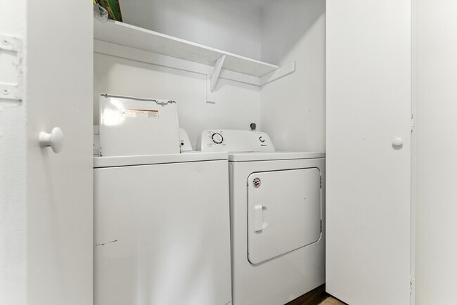 Building Photo - 1323 Longlac Rd
