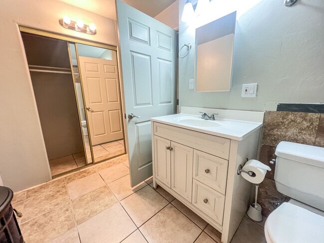 Building Photo - 626 S Park Cir