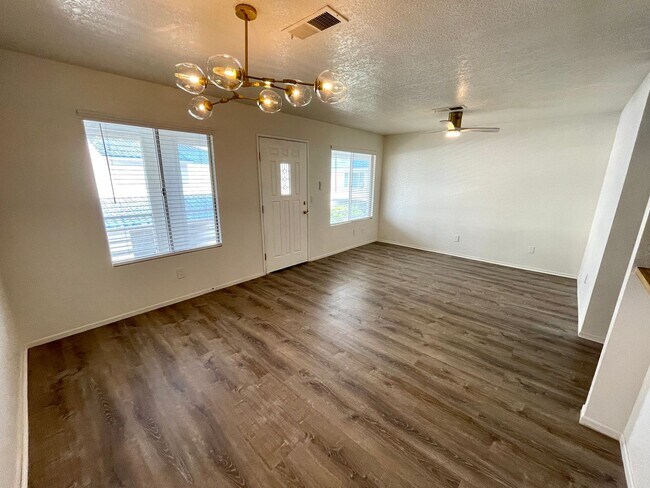 Building Photo - Great 1 Bedroom Condo in the Roadhaven Condos Gated Community!