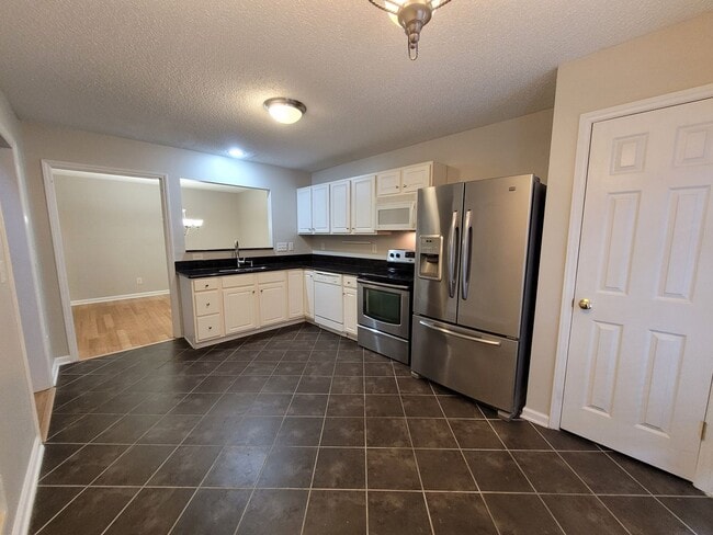 Building Photo - Great 2 Bedroom 2 Bath Townhouse