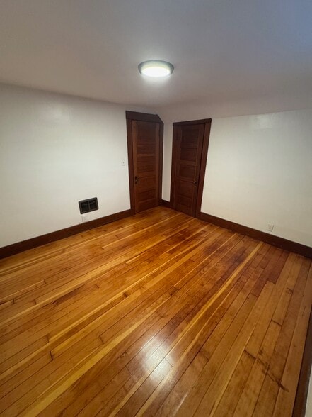 Building Photo - 319 Bridge St