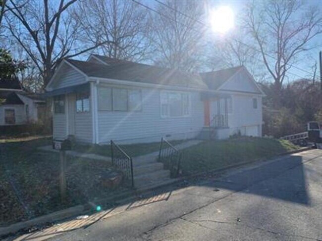 Building Photo - 352 Adams St