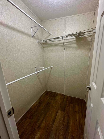 Building Photo - 9514 Chris St