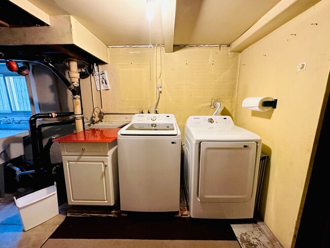 Building Photo - Beacon Hill - "Pretty in Pink" 2 Bedroom /...
