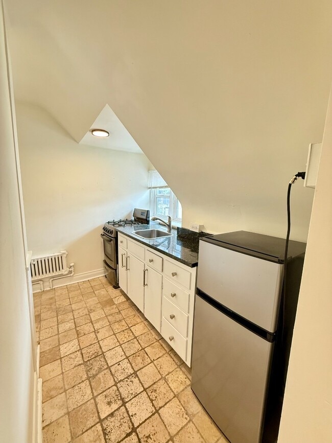 Building Photo - Unique Top floor Studio Apartment in Eclectic Capitol Hill House! Available Now!