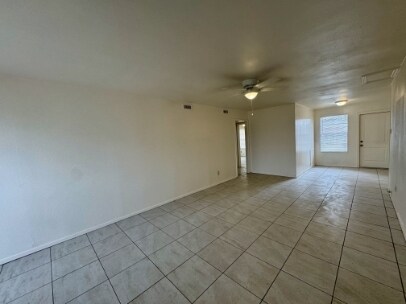 Building Photo - 1104 W Siesta Dr