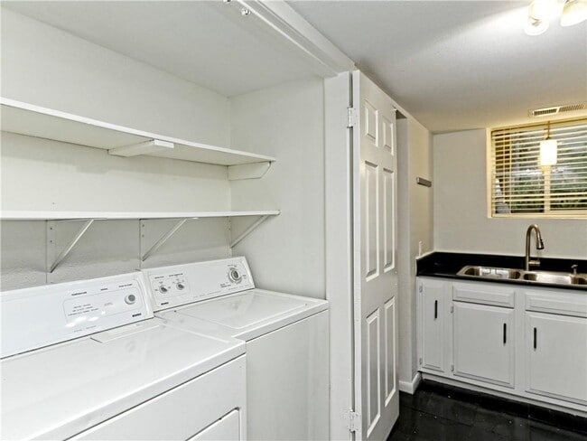 Building Photo - 6911 Thorncliffe Dr