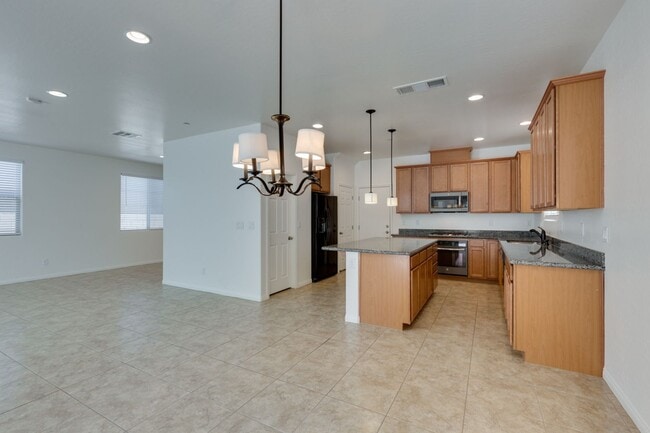 Building Photo - Gorgeous one story 4 bedroom 2 Bathroom Ho...