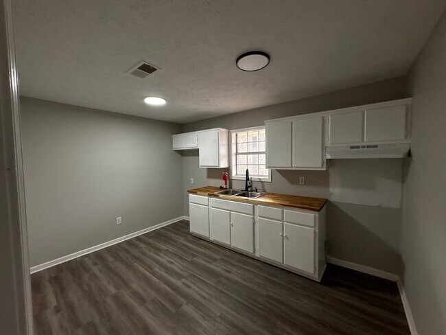 Building Photo - 1270 Fairground Rd