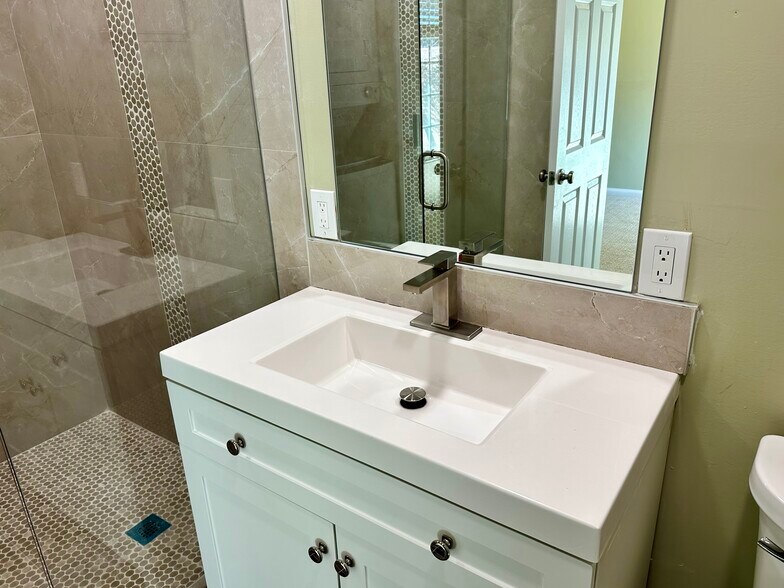 Building Photo - 6563 Park Ridge Blvd