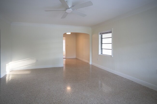 Building Photo - Annual  2 bed/1 bath house available $2,40...