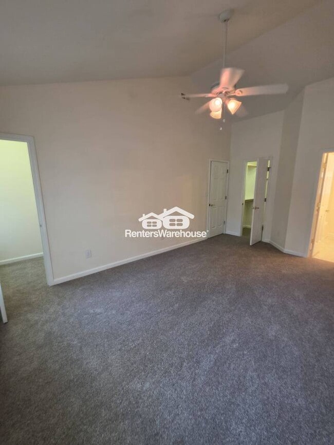 Building Photo - Lovely 3 bedroom, 2 1/2 Bath home in popul...